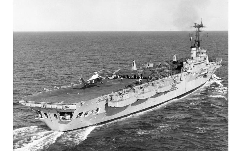 HMAS Sydney with 6 landing craft mechanised (LCMs) embarked, en route to Vũng Tàu.